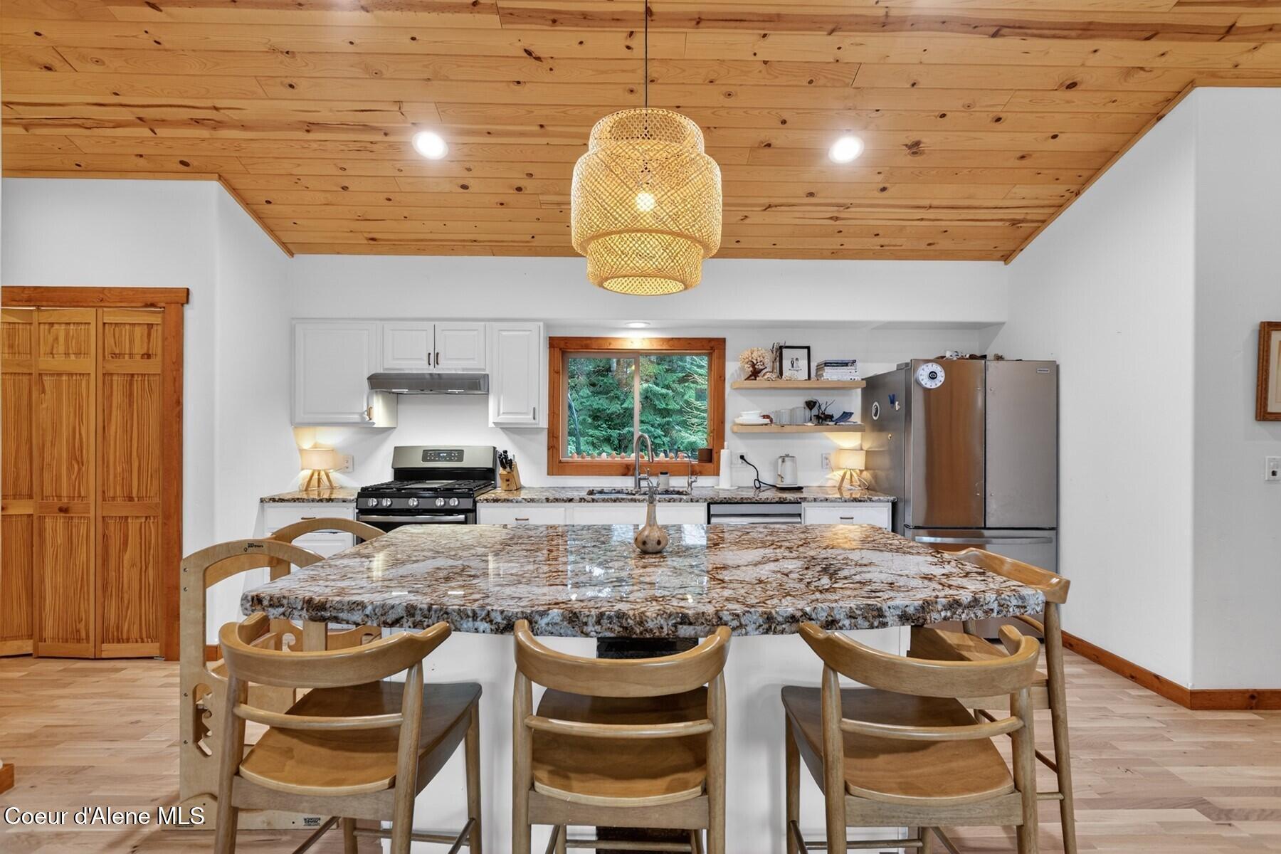 Image 4: Kitchen Island & Ceiling