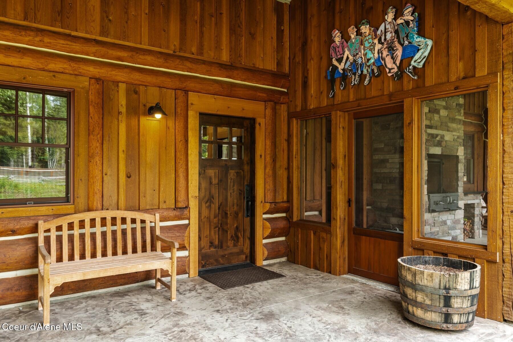 Image 4: Home and Screened Porch Entry