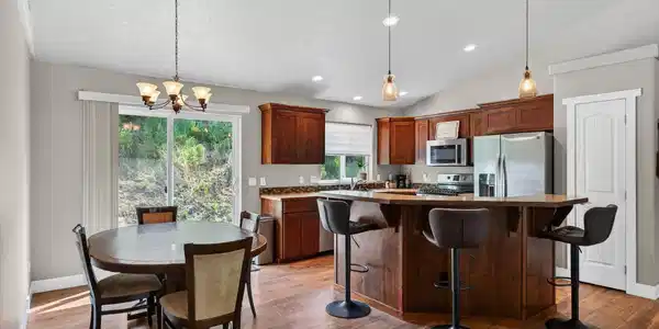 Image 4: Dining & Kitchen