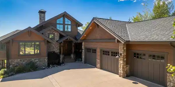 Image 2: 3 Car Oversized Garage