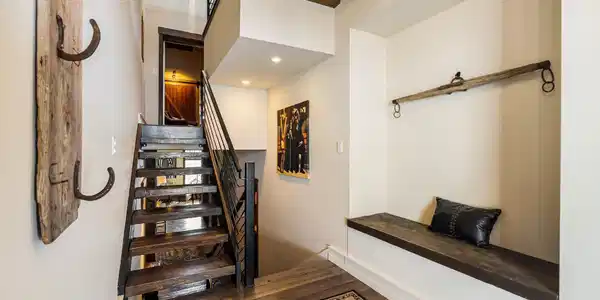 Image 4: Inviting Entry