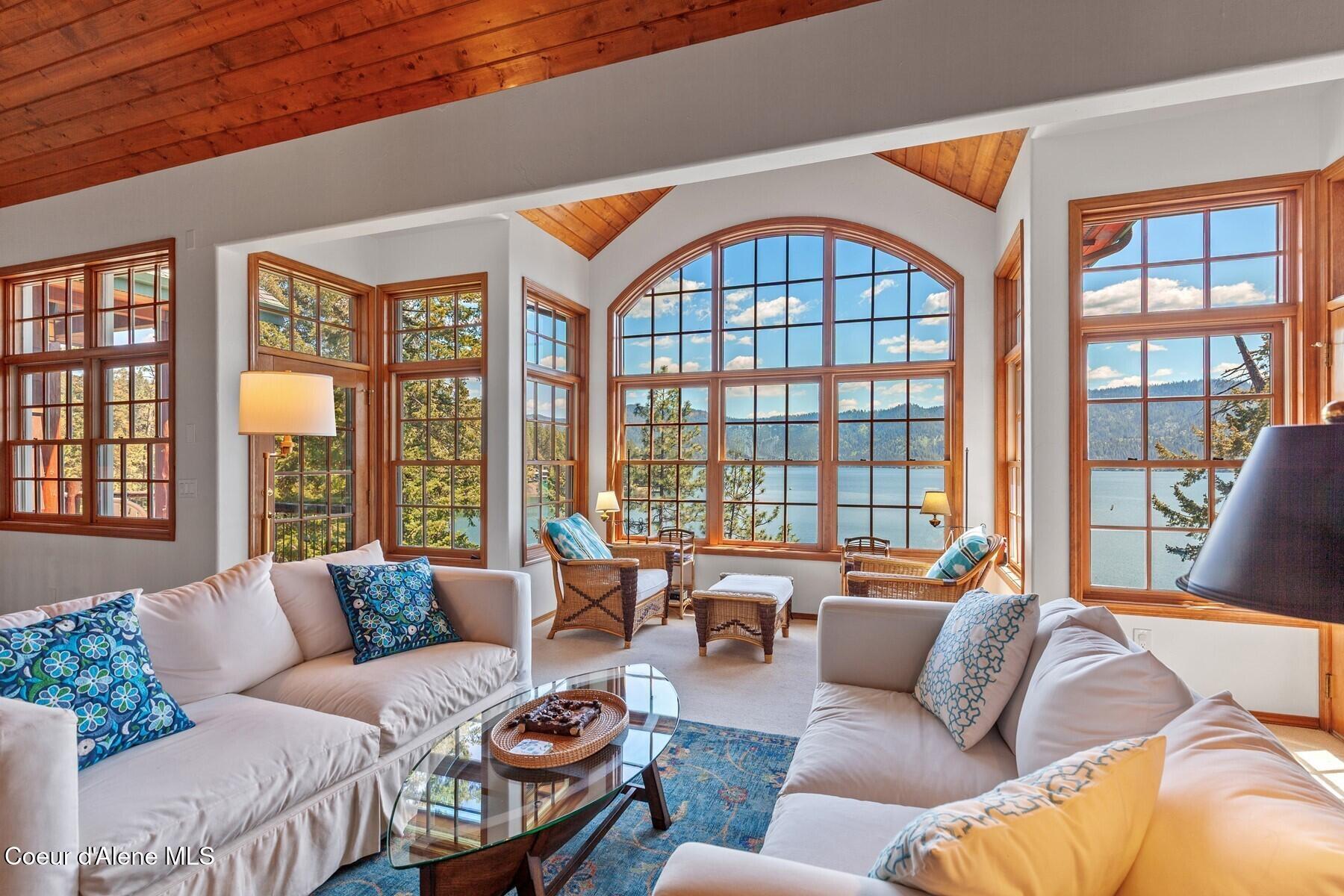 Image 4: Lakeview Sitting Area