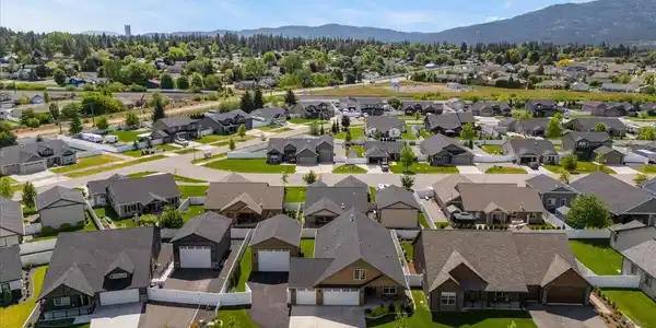 Image 4: 04-Aerial Front of Home