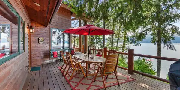 Image 3: Your outdoor dining room