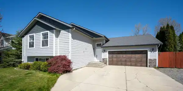 Image 2: Strawberry Fields Home