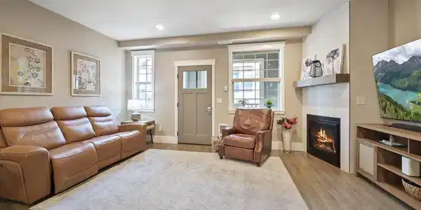 Image 4: 06-006_Living Room