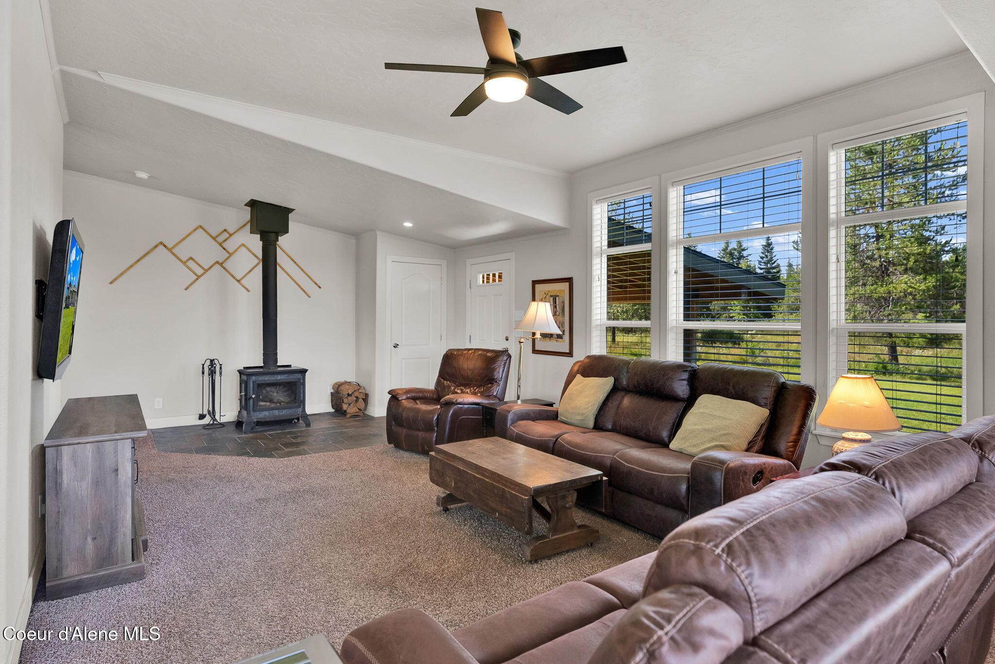 Image 3: Living Room