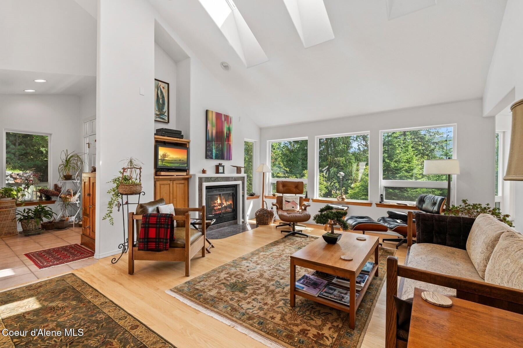 Image 4: Floor to ceiling windows