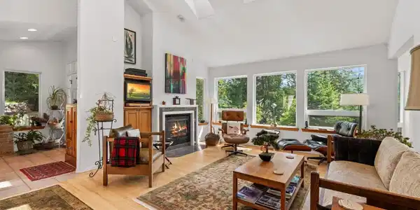 Image 4: Floor to ceiling windows