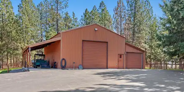 Image 3: 40x42 Shop with Cement Lean to