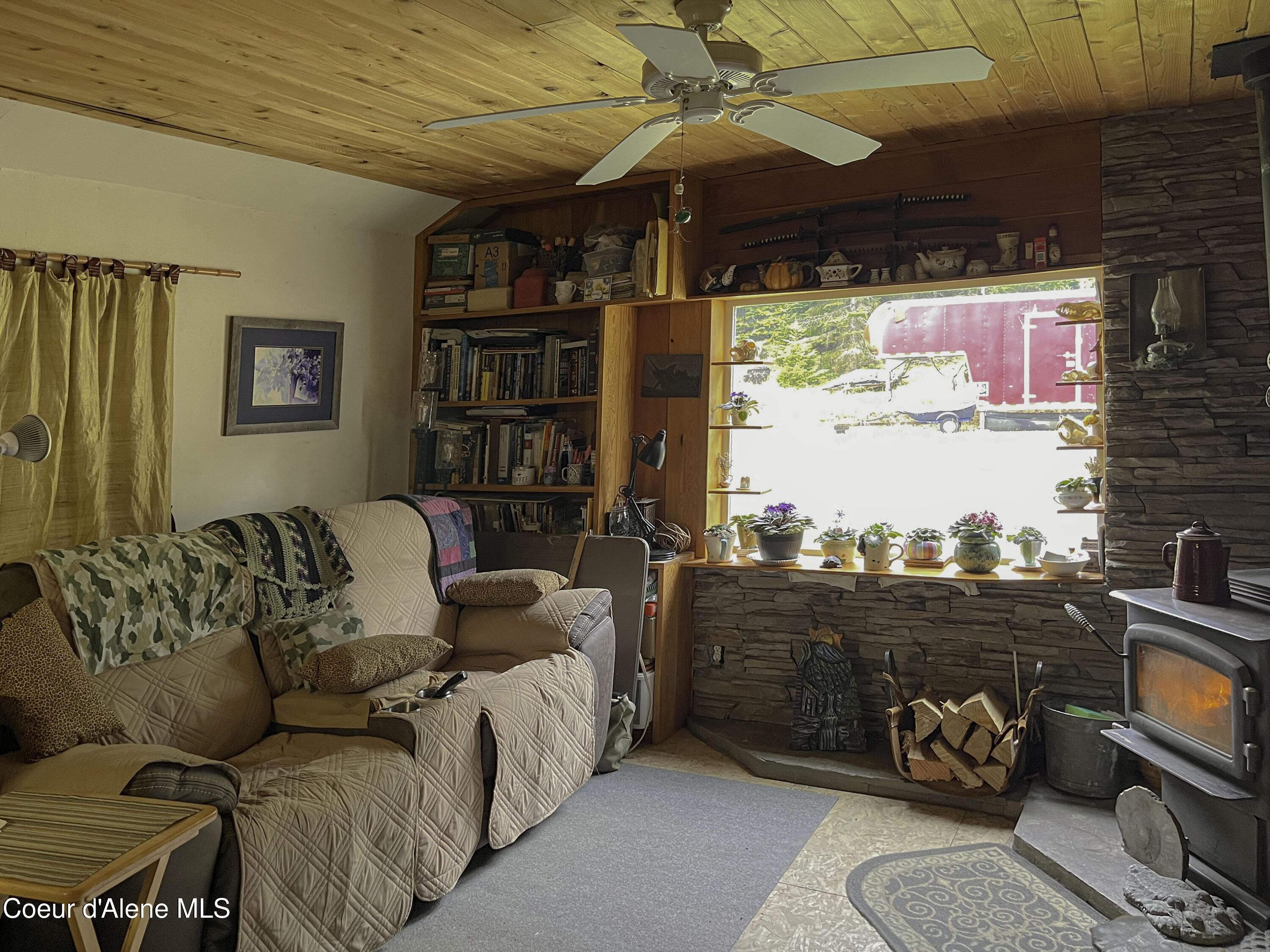 Image 4: livingroom