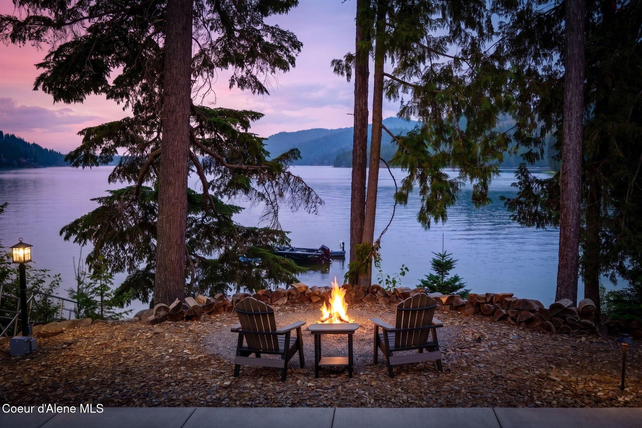 Image 3: Lake View / Firepit