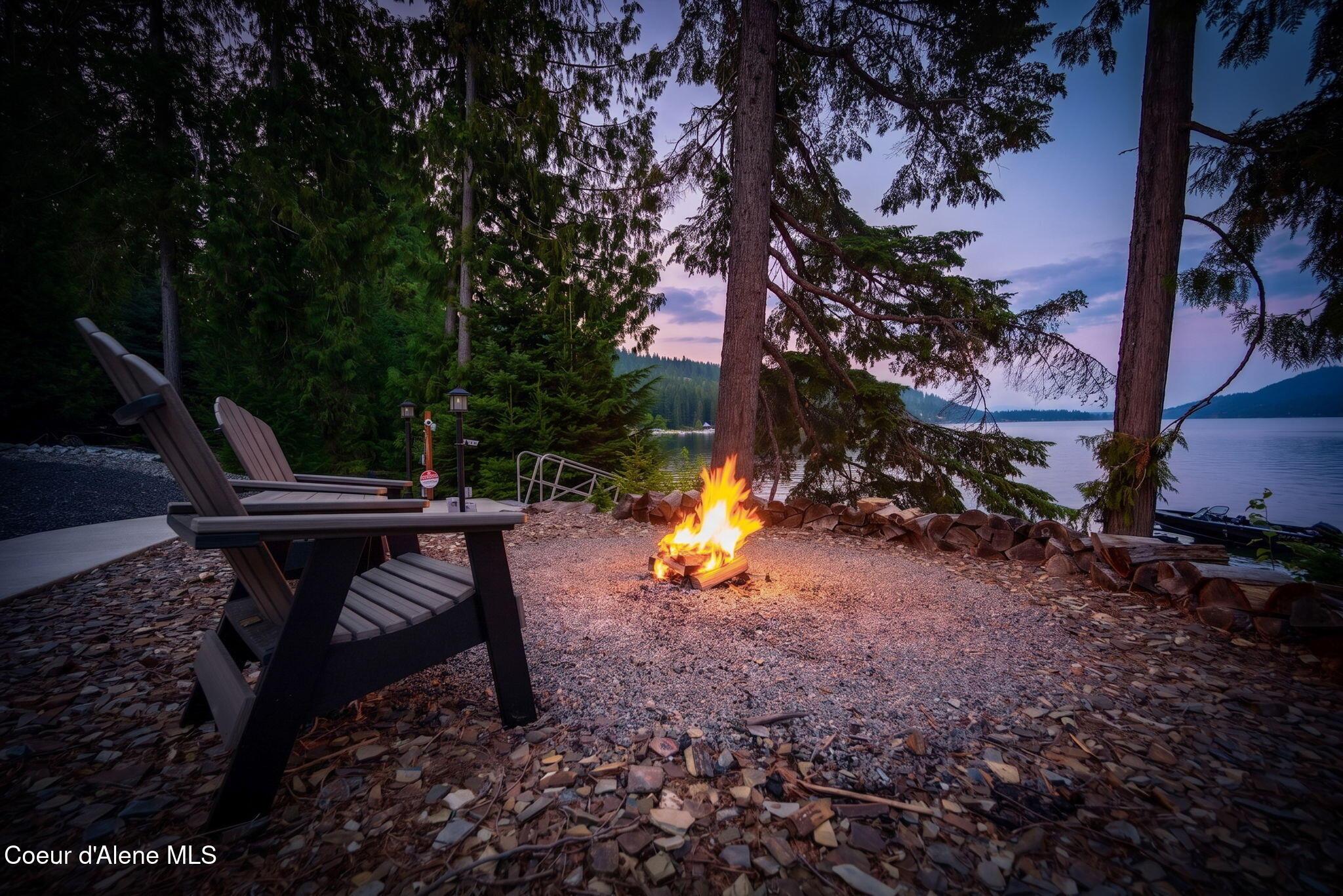 Image 4: Lake View / Firepit