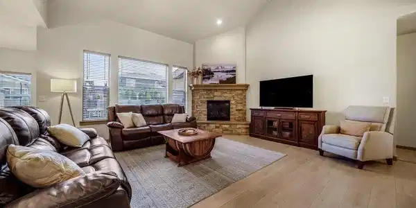 Image 2: Spacious living area