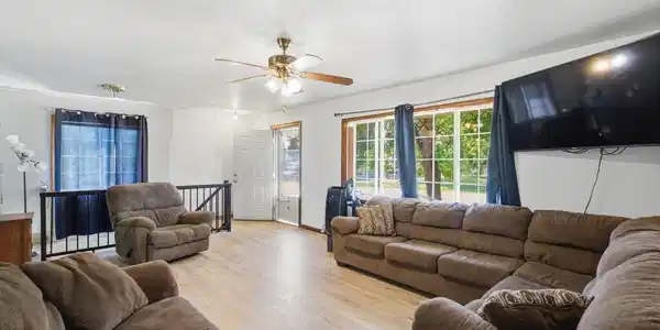 Image 3: Living Room