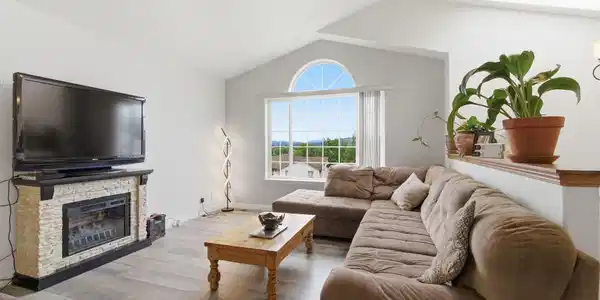 Image 3: 4-web-or-mls-DSC09578