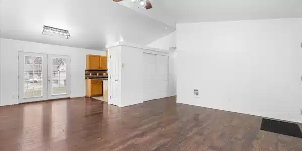 Image 3: Living into Kitchen