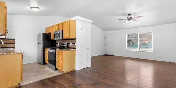 Image 4: Kitchen