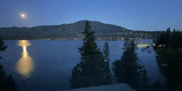 Image 3: Moonrise over Hayden Lake