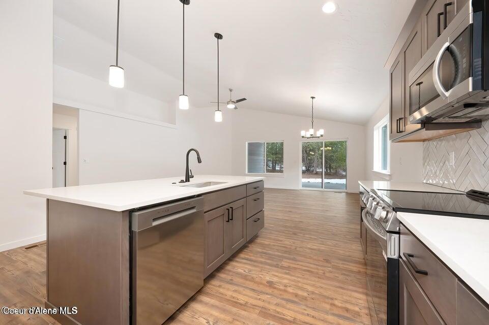 Image 4: 1161 kitchen pic2