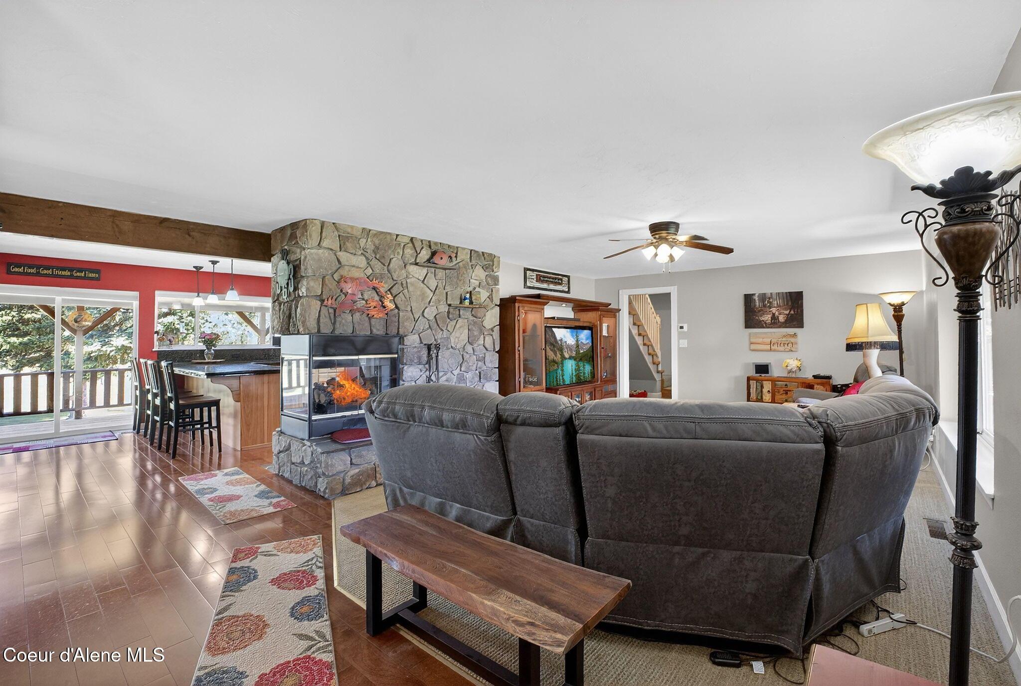 Image 4: Living Room