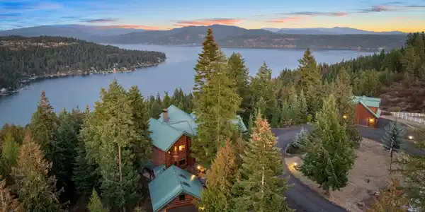 Image 2: Custom Log Beauty Lake Views