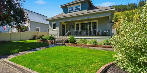 Image 3: Front of Home