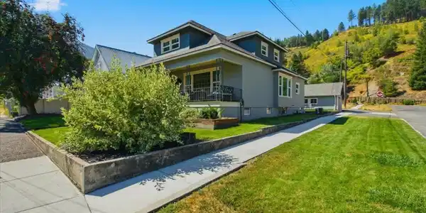 Image 4: Front of Home