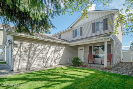 3664 E Arlington LN