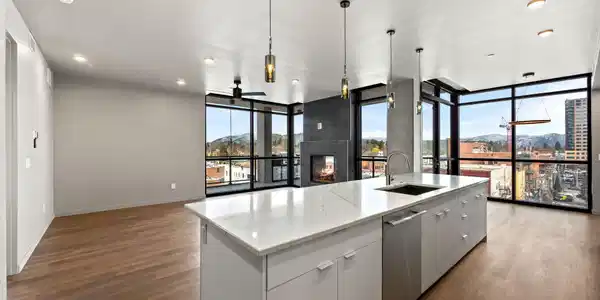 Image 4: Kitchen