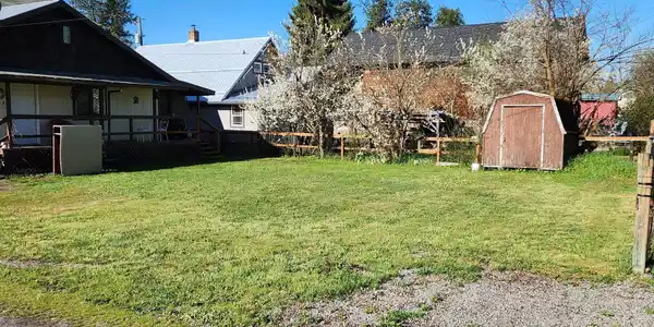 Image 2: Storage Shed and Back Yard