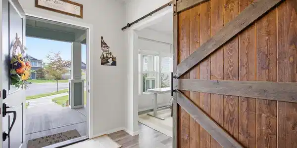 Image 4: Entryway