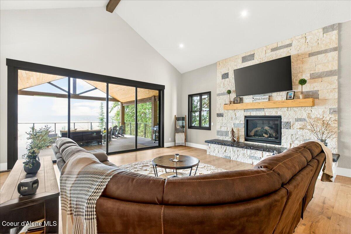 Image 4: Living Room