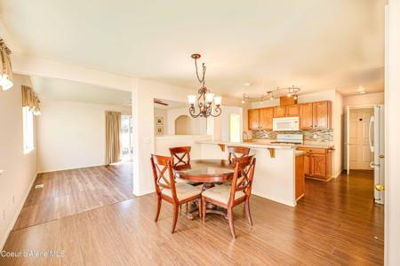 156 E Knotty Pine LN