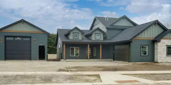 1021 W CORDGRASS AVE