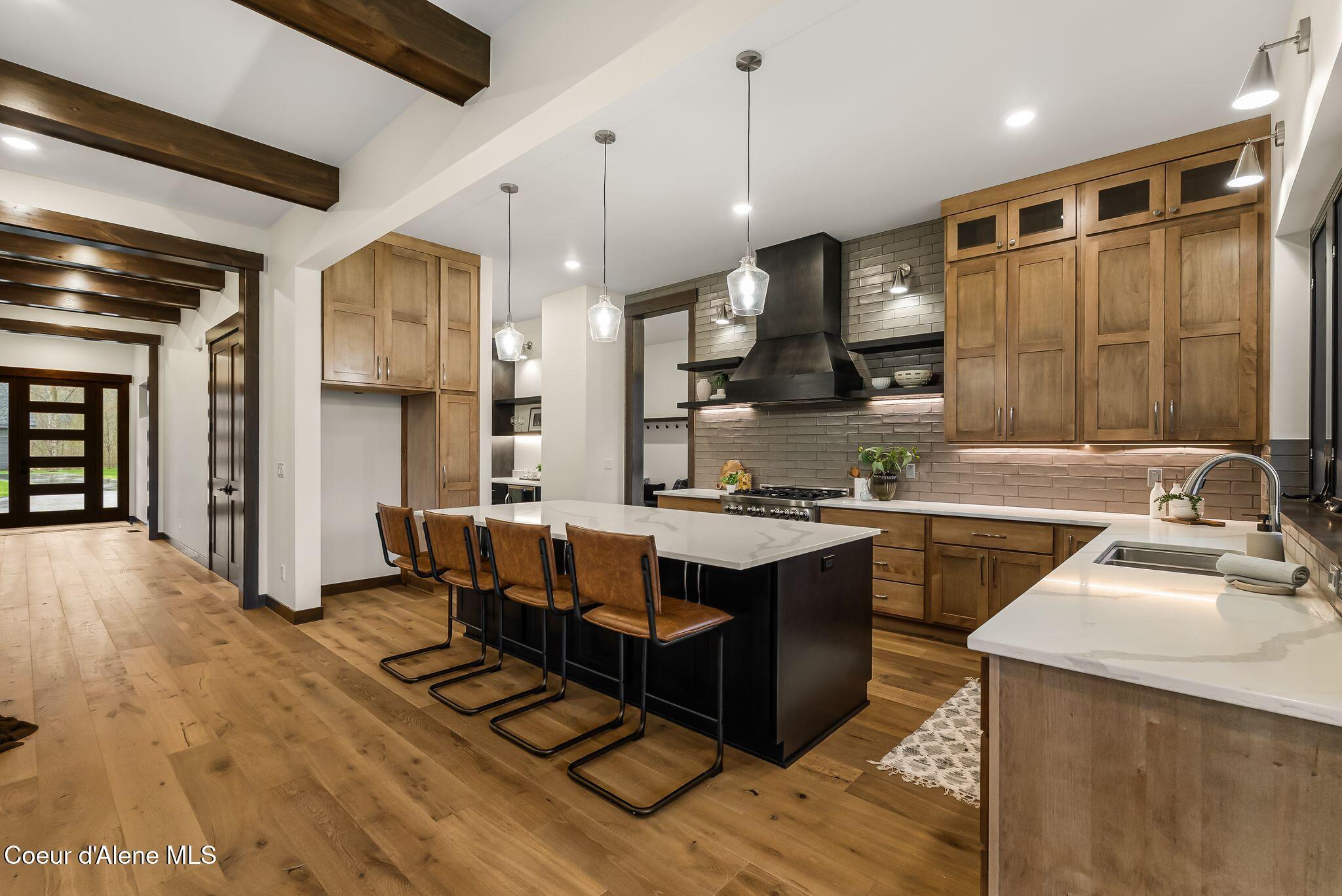 Image 3: Spacious Kitchen w/Island for Four