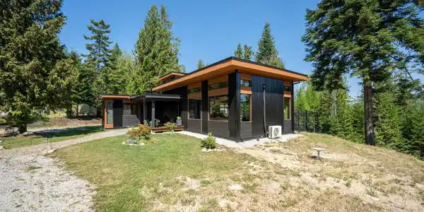 Image 3: House with yard