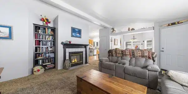 Image 4: Living Room