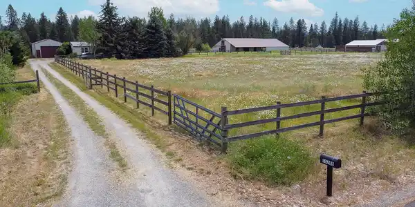 Image 3: Easy Access from Paved County Road