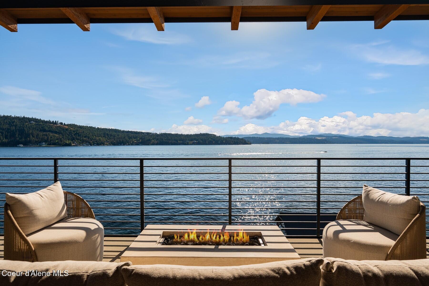 Image 2: Captivating Lakefront views
