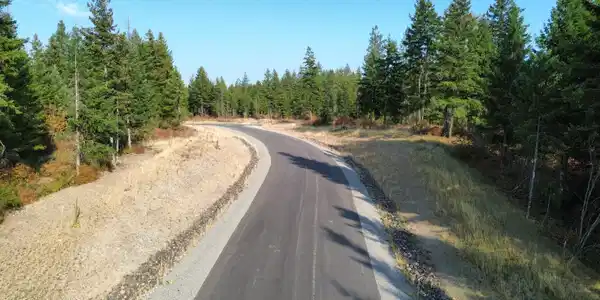 Image 4: Approach to end of cul-de-sac