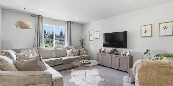 Image 3: Living Room
