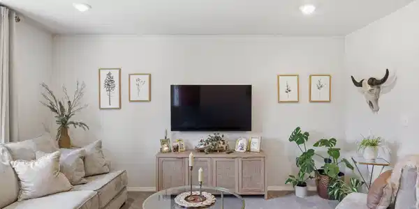 Image 4: Living Room