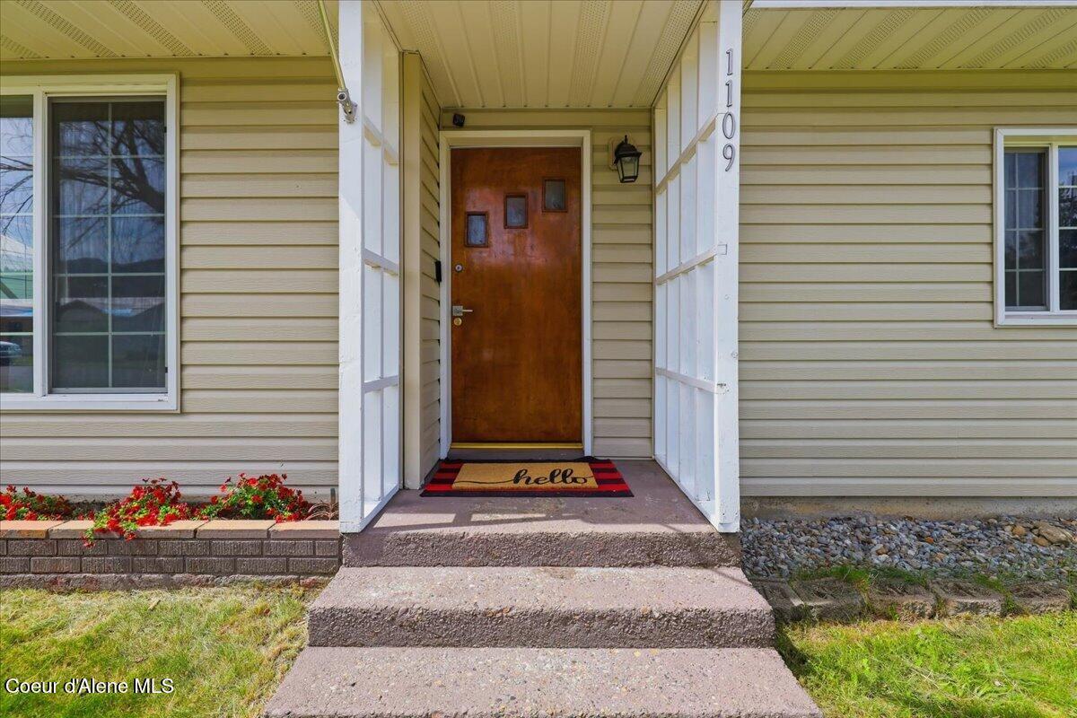 Image 4: 04-1109 E Larch Ave_RedHogMedia