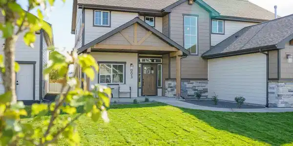 Image 2: 993WCordgrassAveExteriors-3