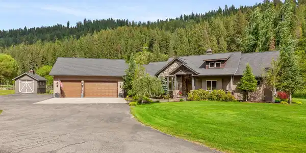 Image 2: Gorgeous Acreage on Wolf Creek