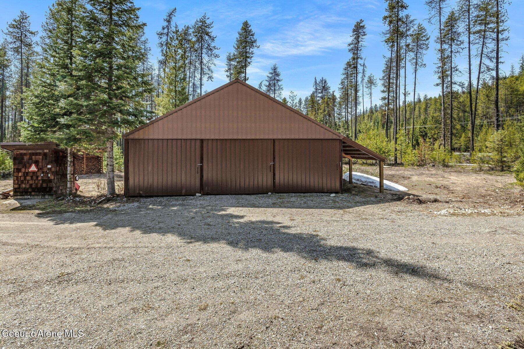 Image 3: 3-Bay Shop with Lean To