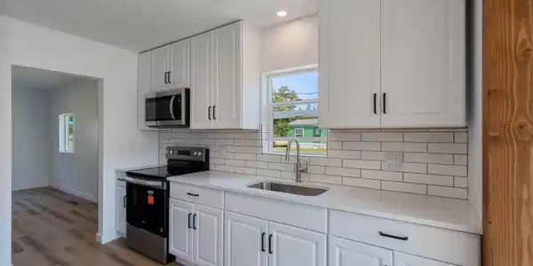 Image 3: Kitchen Straight on