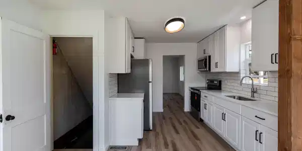 Image 4: Kitchen to Basement entry