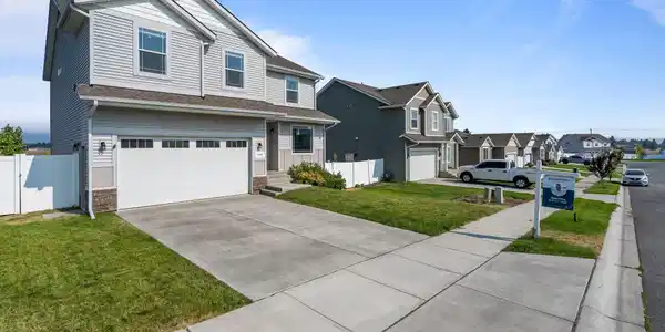 Image 2: 3-web-or-mls-DSC02448